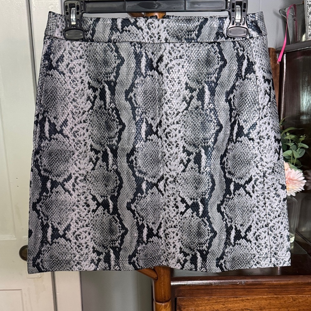 🩶 Joe Fresh Snakeskin Mini Skirt — Size 4